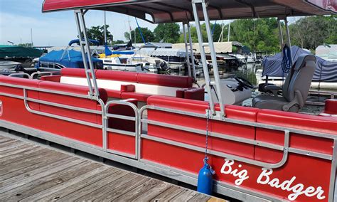 Badger Pontoon boat rental service company in。